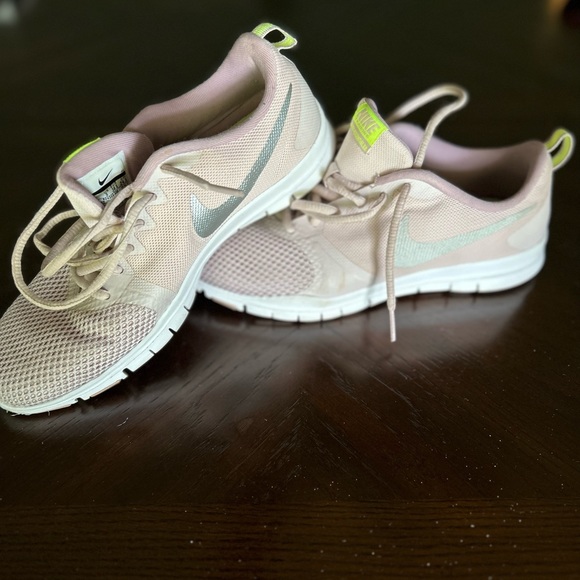 Pretty light pink Nike tennis shoes. - Picture 4 of 6
